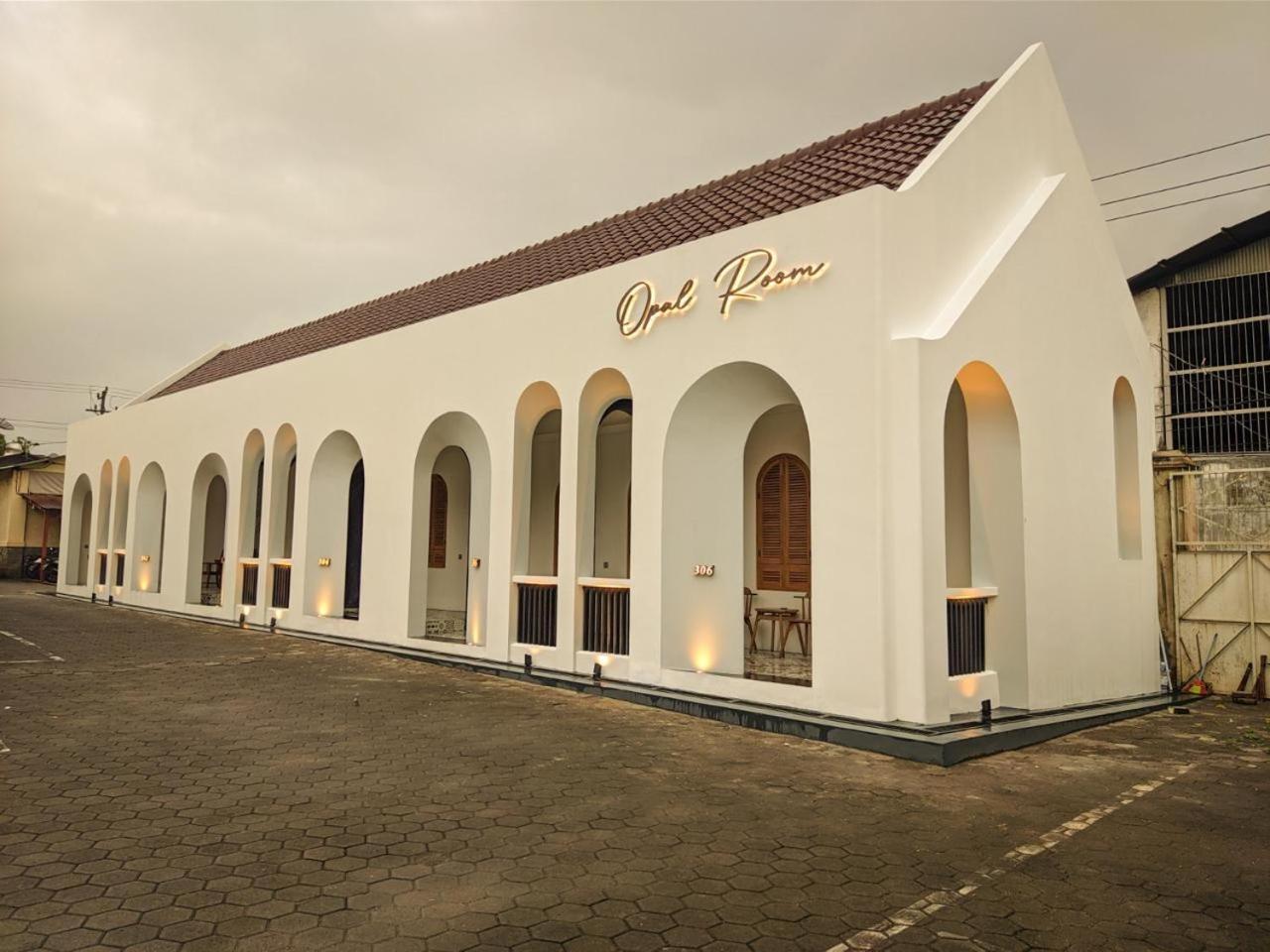 Hotel Besar Пурвокерто Екстер'єр фото