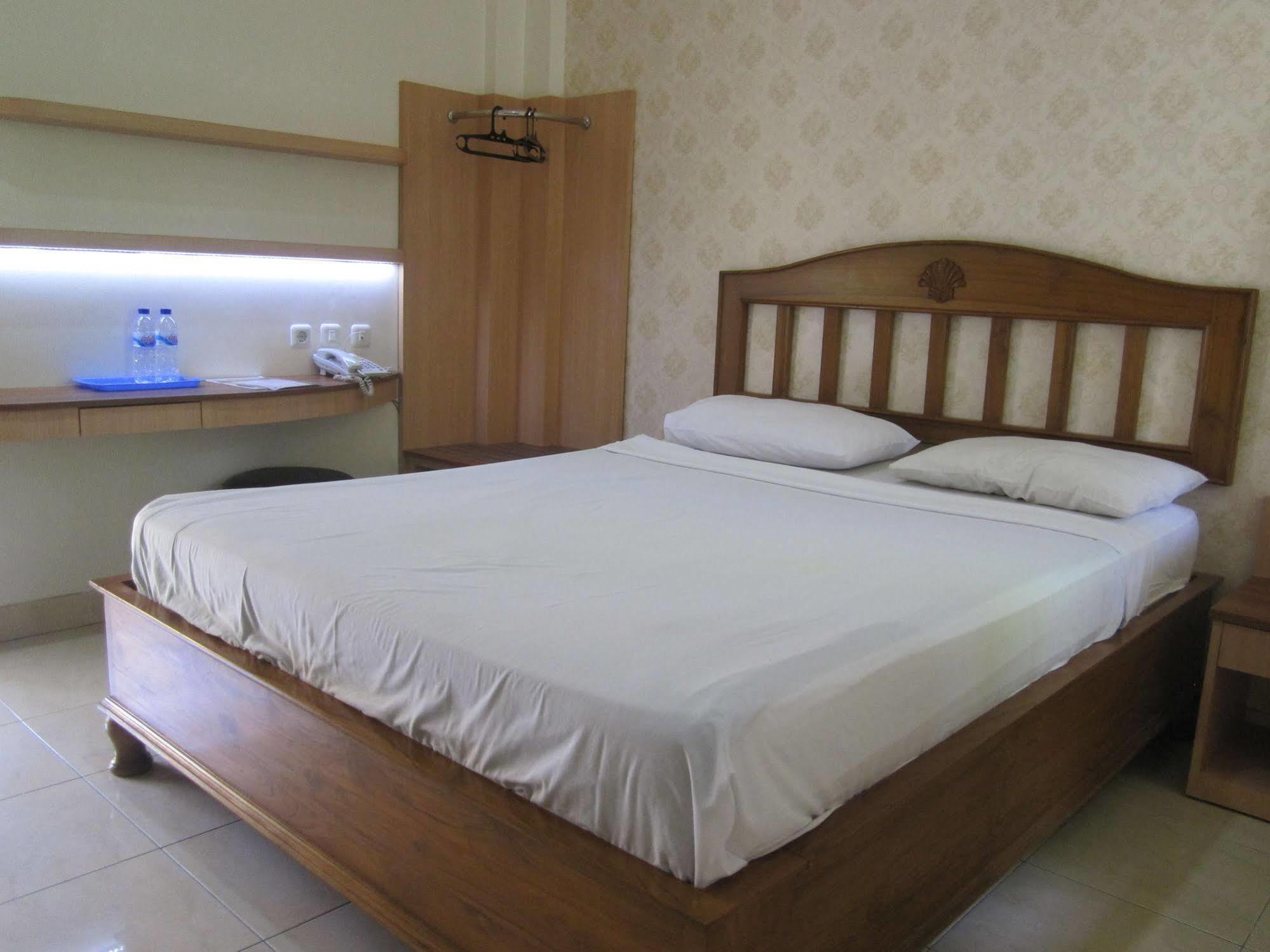 Hotel Besar Пурвокерто Екстер'єр фото